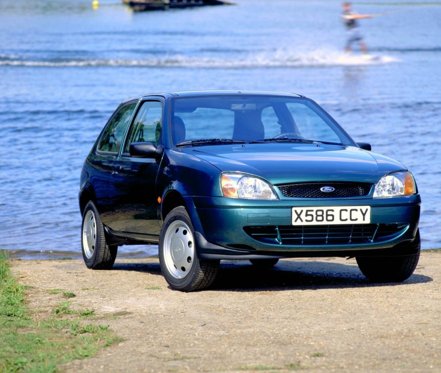  Ford Fiesta 2000 года  (фото 16 из 40)